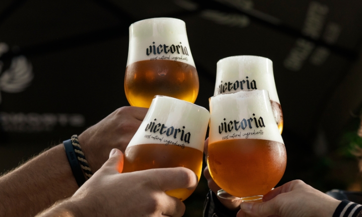 Proosten met Victoria bier